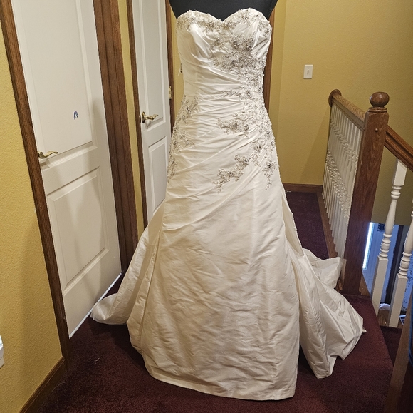 New Maggie Sottero Ivory Wedding Gown Size 12 - Picture 6 of 9